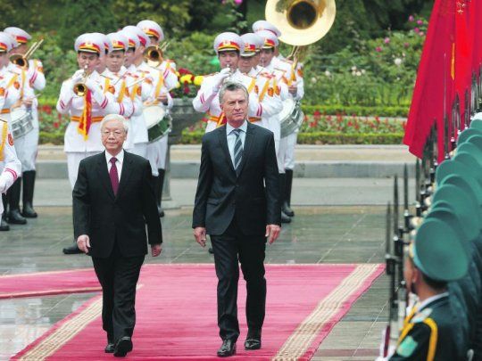 Honores. Mauricio Macri fue recibido ayer por Nguyen Phu Trong en Hanoi con honores de Estado. Antes visitó el mausoleo de Ho Chi Mihn.