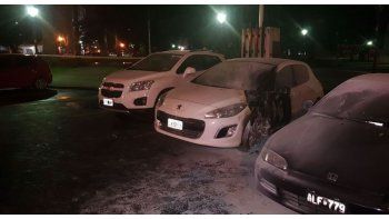 Quemaron autos frente al Ministerio de Seguridad bonaerense