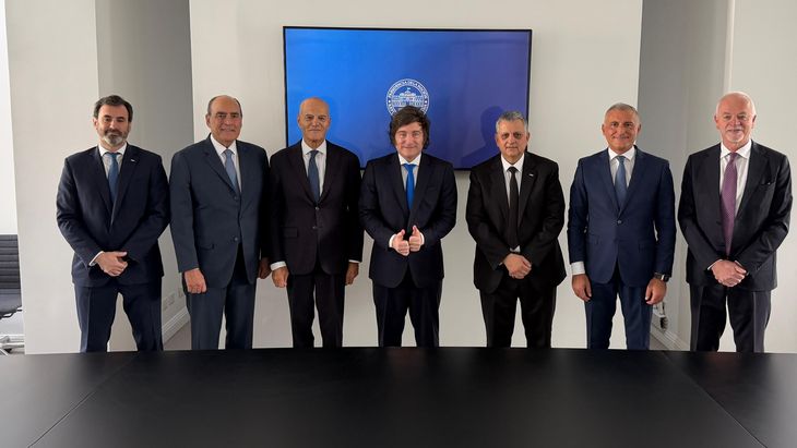 Reunión en Olivos (de izquierda a derecha): Lisandro Deleonardis, vicepresidente de Asuntos Públicos de YPF; Guillermo Francos, jefe de Gabinete;  Claudio Descalzi, CEo de Eni; el presidente Javier Milei; Horacio Marín, presidente y CEO de YPF, Guido Brusco; director de Operaciones de Recursos Naturales Globales, y el director de Asuntos Públicos de Eni, Lapo Pistelli.