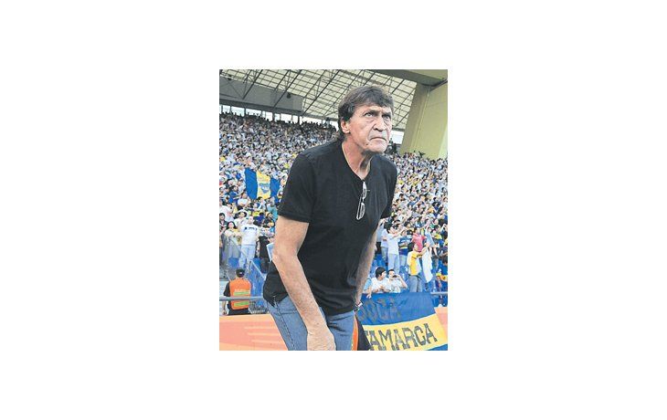 Julio Falcioni en el estadio mendocino; el técnico dijo que «a los que no les gusta Boca, que cambien de canal».