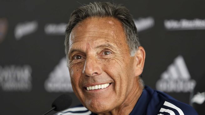 La sonrisa de Miguel: el sello de un hombre que dejó su huella en el fútbol argentino.