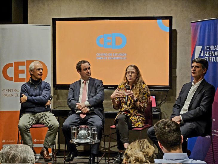 Adolfó Garcé, Hernán Bonilla, Victoria Gadea e Ignacio Zuasnabar.