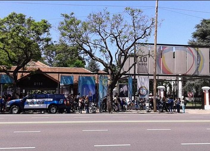 Fuerzas se seguridad llegando tras amenaza de bomba.