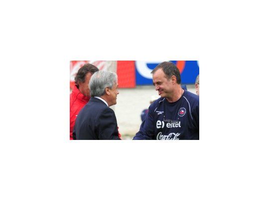 El presidente de Chile, Sebastián Piñera, junto a Marcelo Bielsa.