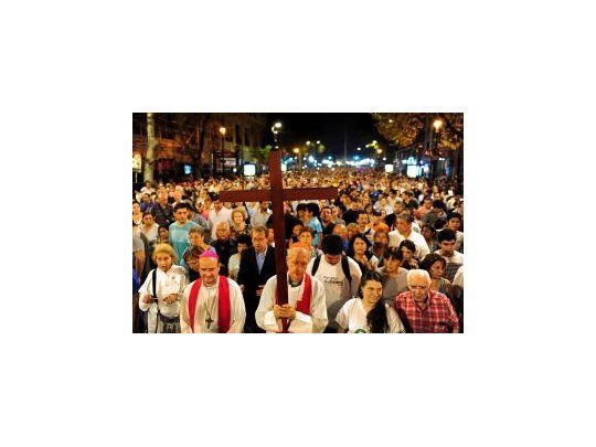 La Avenida de Mayo congregó a una multitud para el Vía Crucis porteño