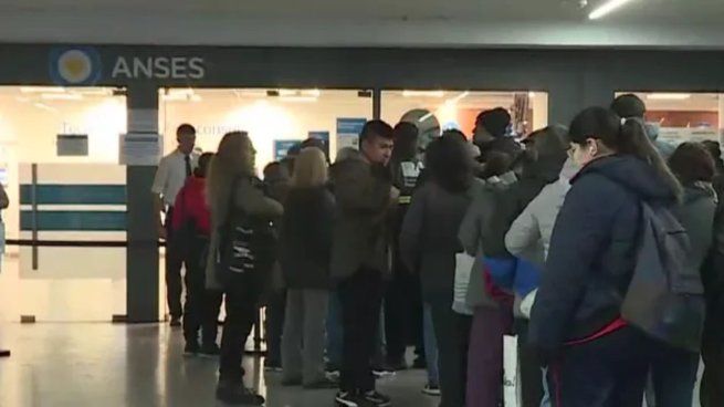 Largas filas y demoras en Constitución por el trámite para vincular el CUD a la SUBE