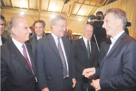 Ayer en la Quinta de Olivos el presidente Macri convocó a los principales empresarios y banqueros del país, inquieto por la falta de inversiones, la alta inflación y los despidos. Rodeado de su gabinete, luego saludó con entusiasmo a Rattazzi (Fiat), Rocca (Techint) y Bulgheroni (Bridas).