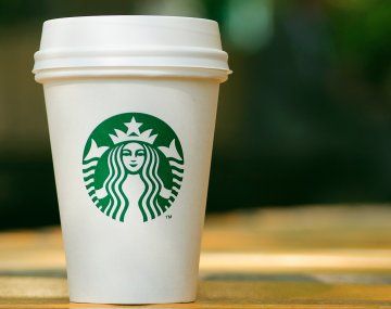 Starbucks busca dejar sus famosos vasos descartables