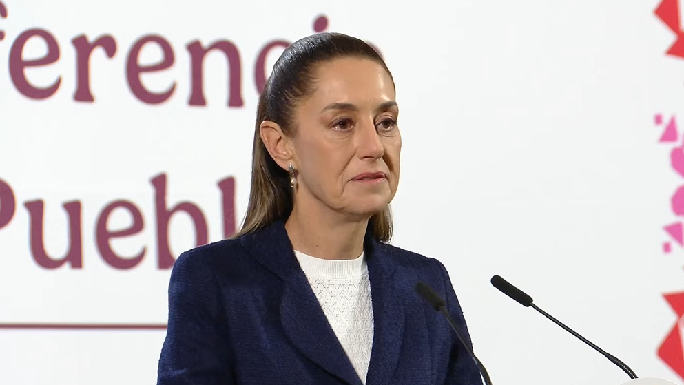 Claudia Sheinbaum brinda la Mañanera del Pueblo de este viernes.