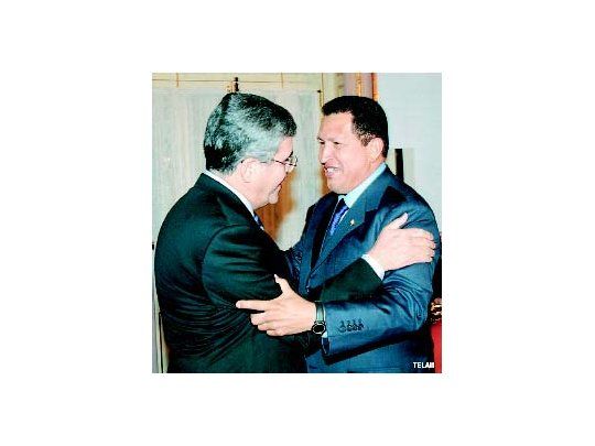 Hugo Chávez abrió el martes el Palacio de Miraflores para cerrar el acuerdo para la importación de combustible con el ministro de Infraestructura, Julio De Vido.