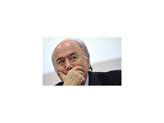 Blatter aseguró que los insultos en el terreno de juego deben solucionarse con un apretón de manos.