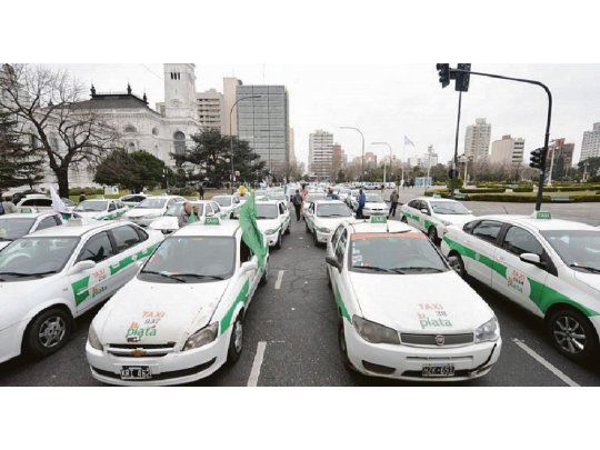 temor. Pese a la decisión de Vidal de no habilitar el proyecto, los taxistas se movilizaron ayer en La Plata para doblar presión.