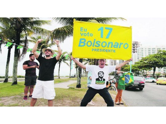 FANATISMO. El cierre de campaña mostró a enérgicos seguidores del ultraderechista Bolsonaro en las calles de Río de Janeiro, ciudad donde el candidato aguardará los resultados el domingo.