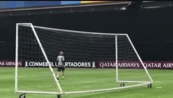 Jorge Jes&uacute;s recorre el campo donde Flamengo entren&oacute; por primera vez en Lima, con vistas a la final de la Copa Libertadores ante River. De fondo se pueden ver las lonas negras que dispuso el cuerpo t&eacute;cnico para que no se pueda ver la pr&aacute;ctica.