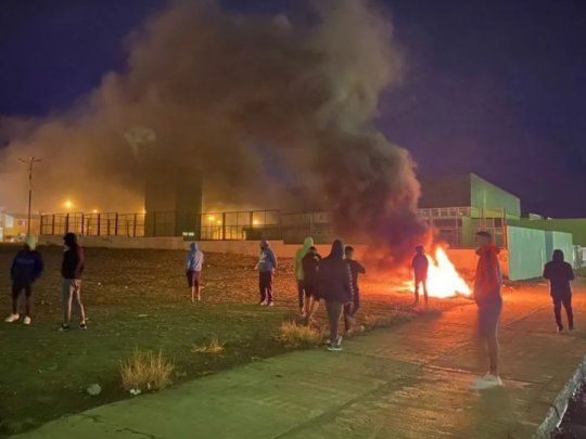 Vecinos de la escuela 517 prendieron fuego las instalaciones para impedir que se instale un hospital de campaña.