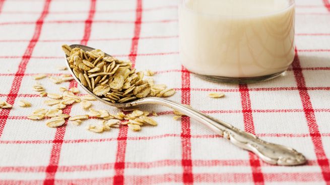 La leche de avena casera es una alternativa natural y saludable, perfecta para quienes buscan opciones sin lactosa.