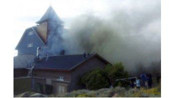 El fuego se inició en el sector por donde ingresan los empleados del hotel.