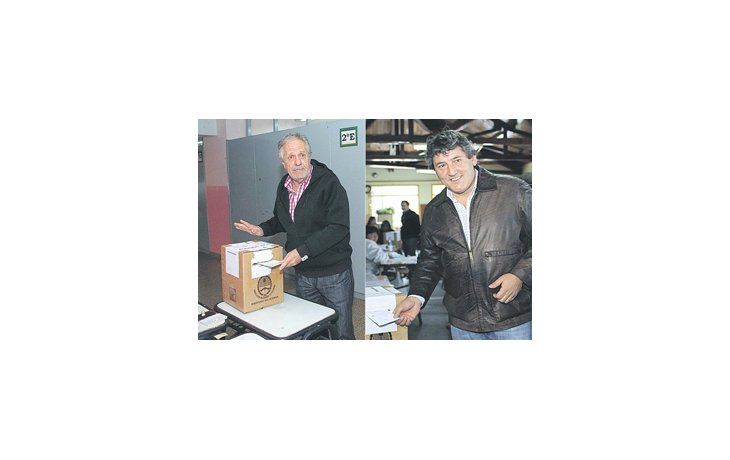 El gobernador Miguel Saiz y su delfín, César Barbeito, al momento de votar. El dictado de las urnas convirtió al radicalismo K en fuerza saliente.