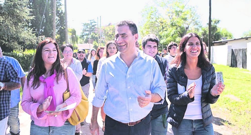 La víctima del Excel. Carlos Regazzoni estuvo de timbreo por Guernica. Lo eyectaron del PAMI: no adhirió al ajuste previsto en hoja de cálculo.