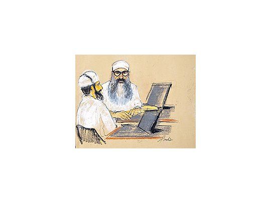 Khalid SheikhMohammed(derecha),organizador delos atentadosdel 11-S, y unode sus presuntoscolaboradores,Walid binAttash, según elartista presenteen la audienciade ayer enGuantánamo.Los dosrechazaron serdefendidos porabogados.