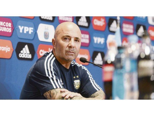 Se juega todo. Jorge Sampaoli va al estadio Centenario con un planteo ofensivo, tratando de traerse los tres puntos el jueves ante Uruguay.