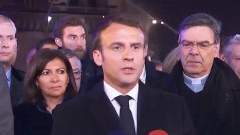 Emmanuel Macron llegó a los alrededores del incendio que tiene lugar en la catedral de Notre Dame.