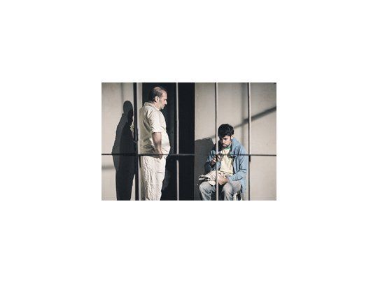 Una escena de “Zona de humo”, cuarta obra de la dramaturga Verónica Mc Loughlin, que se estrenó días atrás en el Teatro Del Pueblo.