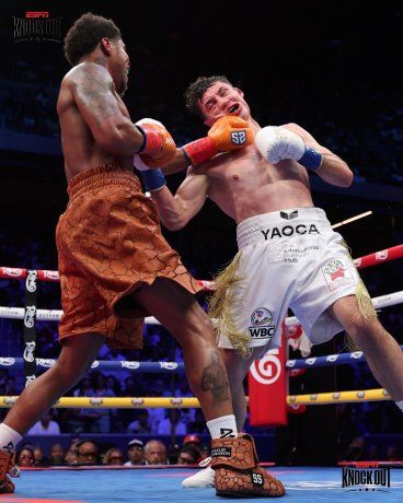 El resultado no fue el que esperaba Camarón Zepeda. No obstante, el mexicano se llevó una bolsa de 2 millones de dólares a su casa tras perder ante el estaunidense Shakur Stevenson. El resultado no fue el que esperaba Camarón Zepeda. No obstante, el mexicano se llevó una bolsa de 2 millones de dólares a su casa tras perder ante el estaunidense Shakur Stevenson.