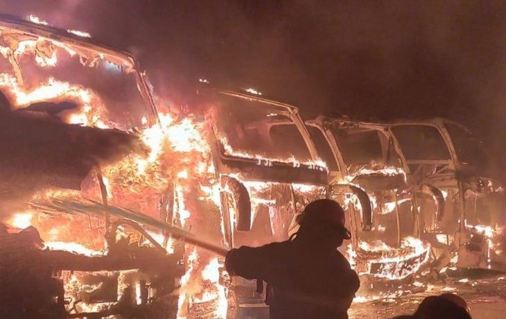 Se incendiaron 28 micros de larga distancia de Flecha Bus: investigan si fue intencional