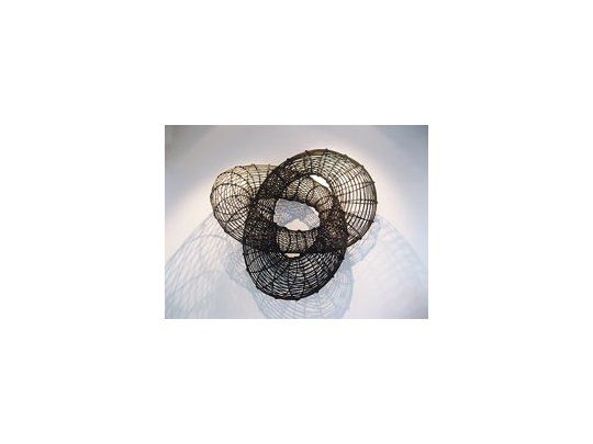 Una de las esculturas circulares que Edgardo Madanes exhibe en Elsi del Río. En tanto, en el Centro Borges se pueden ver dibujos de Mónica Millán, y en Empatía, obras de Mabel Rubli.