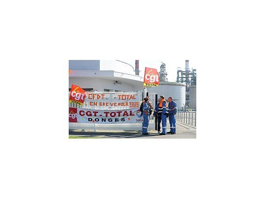 Las refinerías detuvieron su producción y puede haber desabastecimiento
