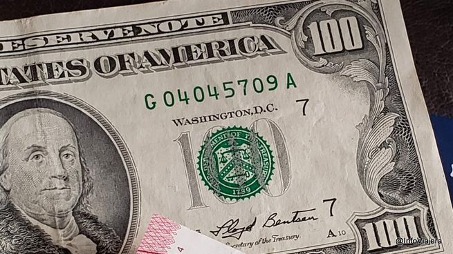 Billete de 100 dólares cara chica.