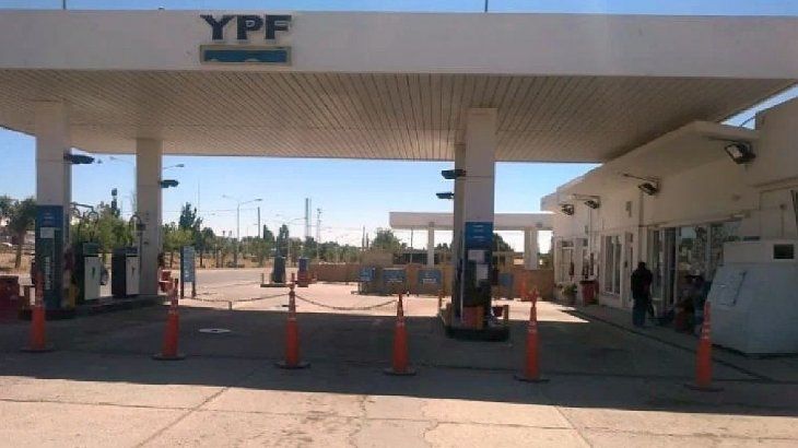 La estación de YPF de la localidad neuquina de Zapala ya se quedó sin combustibles. En otras 11 localidades de la provincia peligra el abastecimiento.  