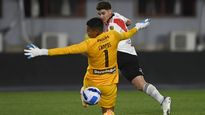 Julián Álvarez define ante el arquero de Alianza Lima.&nbsp;