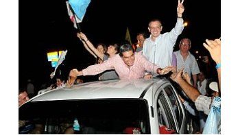 Capitanich festeja el triunfo electoral del Frente para la Victoria en su provincia.