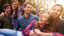 Las plataformas digitales permiten mantener contacto frecuente con distintos círculos sociales.