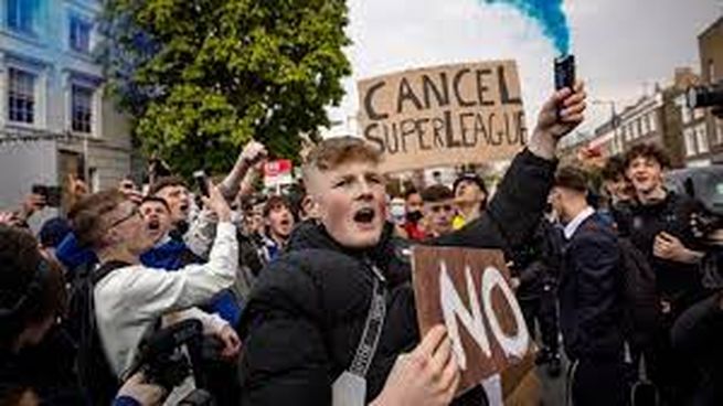 Los hinchas ingleses protestan contra a creacipon de a Superliga, tema que fue tratado por el parlamento británico