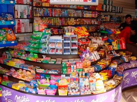 Un kiosquero celebró los 11 años de su local vendiendo productos a precios del 2012