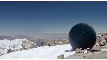 ámbito.com | Marturano. La “Ofrenda al Aconcagua” fotografiada en la cumbre. El artista se formó en la Tama Art University de Tokio, y la montaña es siempre su fuente de inspiración.