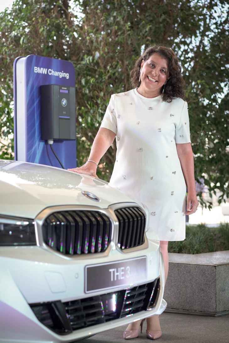 Ivana Dip, CEO & Managing Director de BMW Group Argentina, con el Serie 3 híbrido enchifable