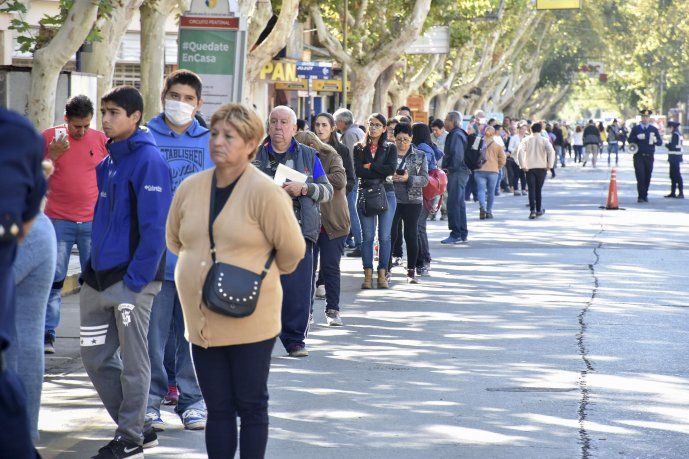 Cola interminables en los bancos para cobrar las jubilaciones.