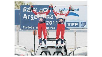 ámbito.com | Sebastian Loeb y Daniel Elena festejan sobre el Citroën DS3 tras ganar el Rally de la Argentina.