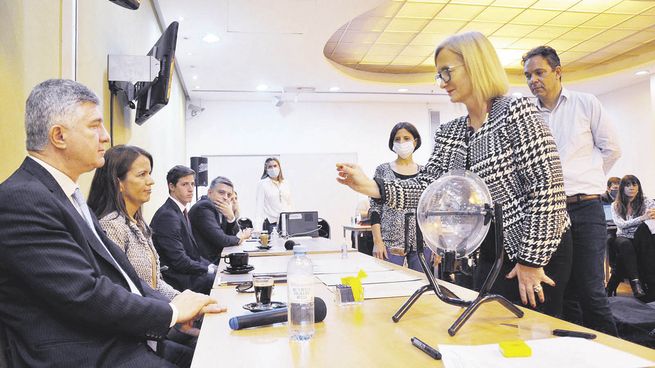 Activado. El juez Juan Manuel Culotta y su par Agustina Díaz Cordero supervisaron de modo presencial, junto al jurado, la prueba de oposición a 44 candidatos para ocupar la vacante de Liliana Catucci en Casación Federal. Las consejeras Pamela Tolosa y Jimena de la Torre y el abogado Carlos Matterson, participaron de modo virtual.