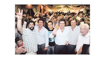 El PJ bonaerense, encabezado por su presidente, Fernando Espinoza, desembarcó en Almirante Brown para apoyar el acto de asunción del peronismo local enfrentado a Darío Giustozzi, que se niega a ceder el local partidario. Estuvieron Gabriel Mariotto y el titular del IPS, Mariano Cascallares.