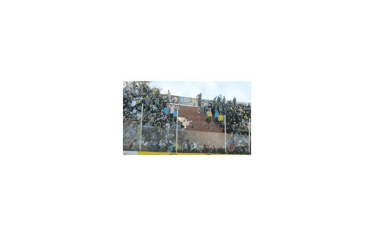 Una imagen que se vio el sábado en el estadio de Unión en Santa Fe. La tribuna de los hinchas de Boca Juniors, tras los graves incidentes, con el centro vacío donde se ubican los barras bravas.