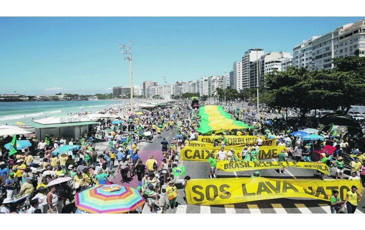 ámbito.com | Mucha playa, poco fervor. Las calles raleadas de ayer en Río de Janeiro contrastaron con las imponentes manifestaciones que contribuyeron el año pasado a la caída de Dilma Rousseff.