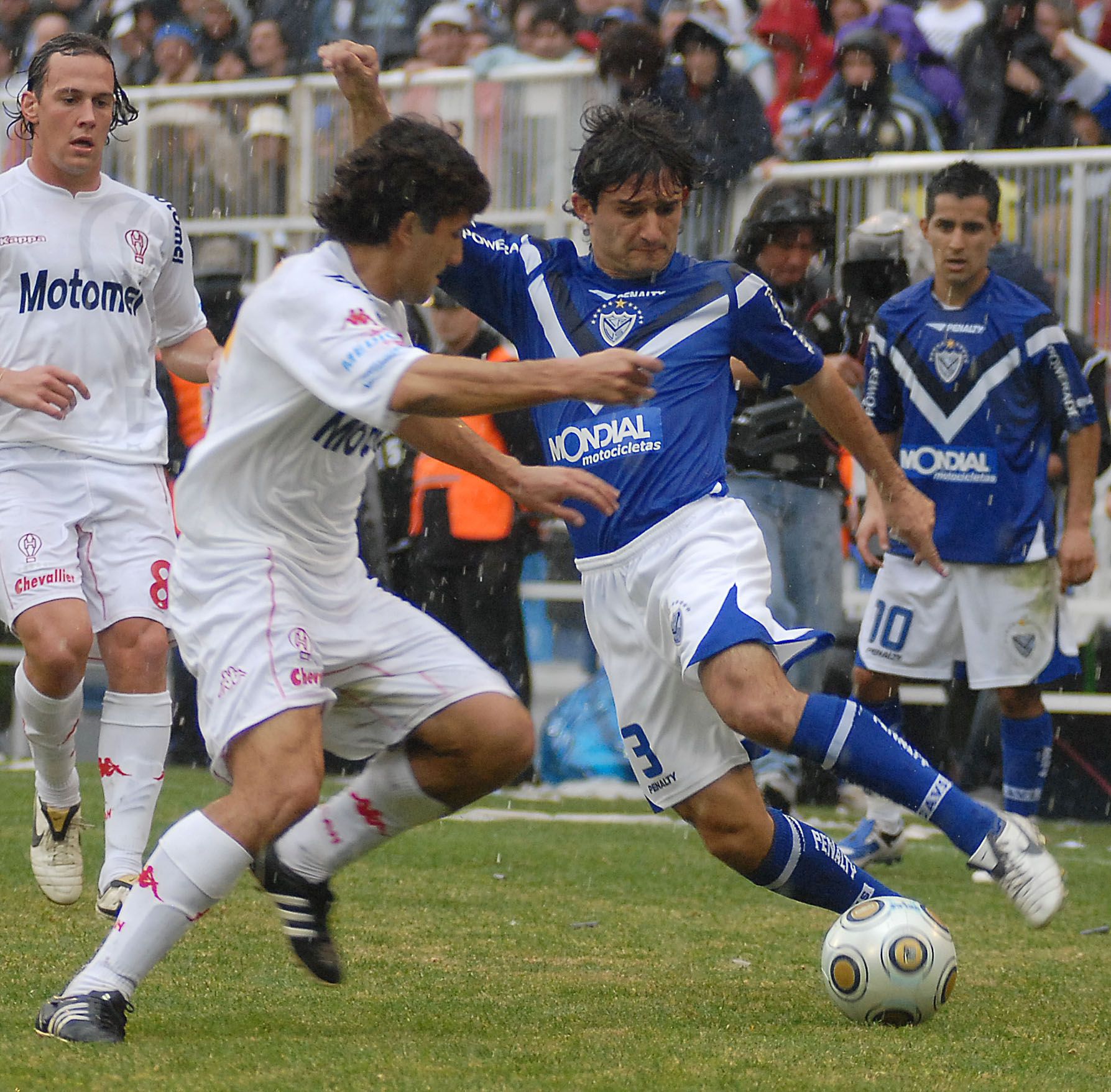 Papa disputa la pelota. El partido fue muy parejo, aunque Vélez fue superior a Huracán.