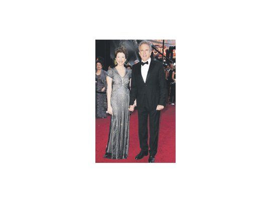 Warren Beatty y su esposa, la actriz Annette Bening, invitados a la entrega de los premios Oscar del año pasado.