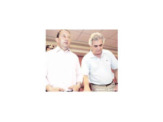 El gobernador junto al titular del PJ, Juan Marchena, durante el  congreso del PJ que se realizó en Guaymallén.