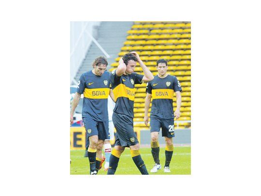 Las caras largas de Schiavi, Ledesma y Burdisso ilustran la actualidad de Boca, que sacó un punto de los últimos nueve.